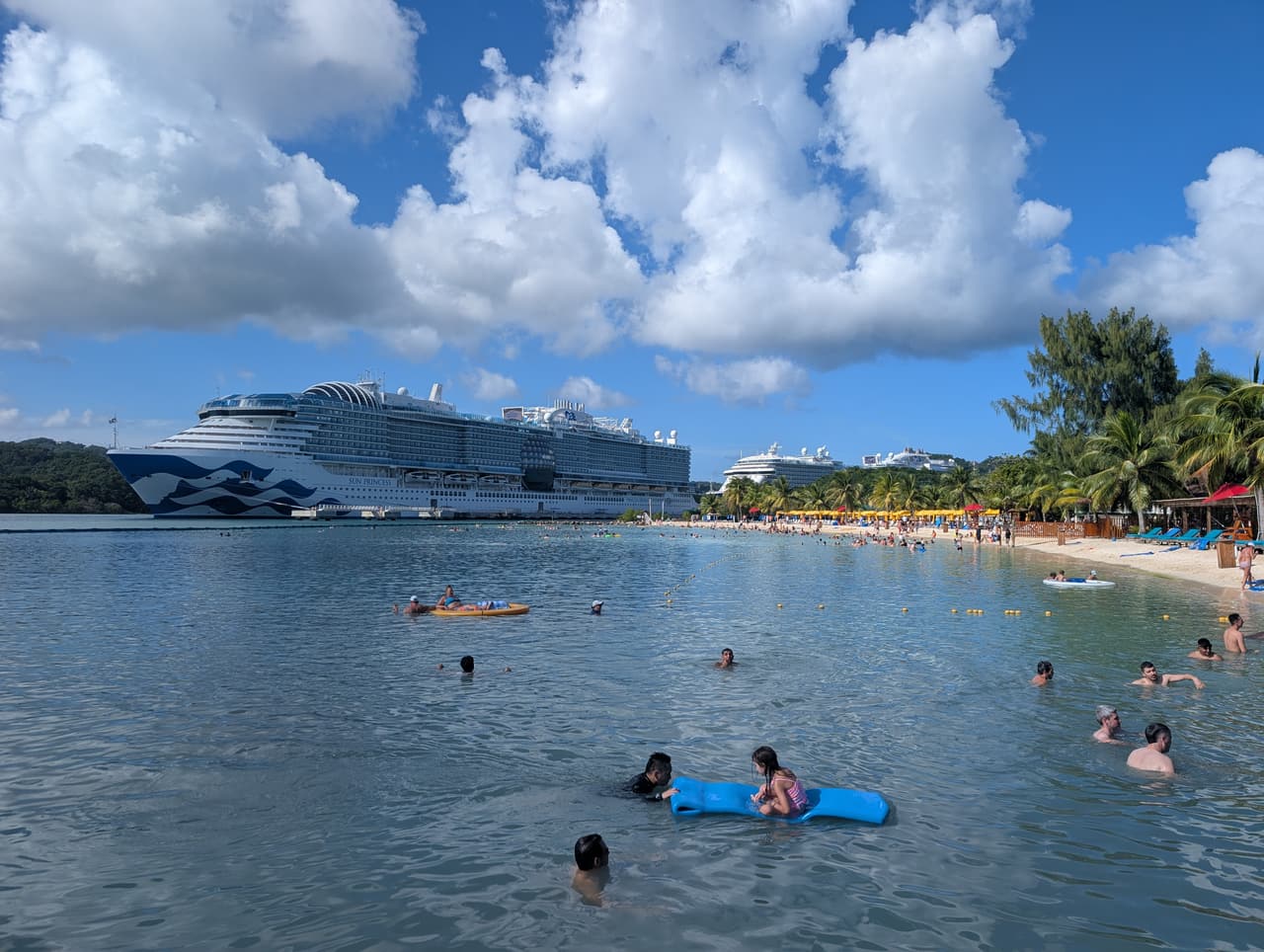 Mahogany Bay Cruise Terminal, Coxen Hole, Honduras - Área de atraque