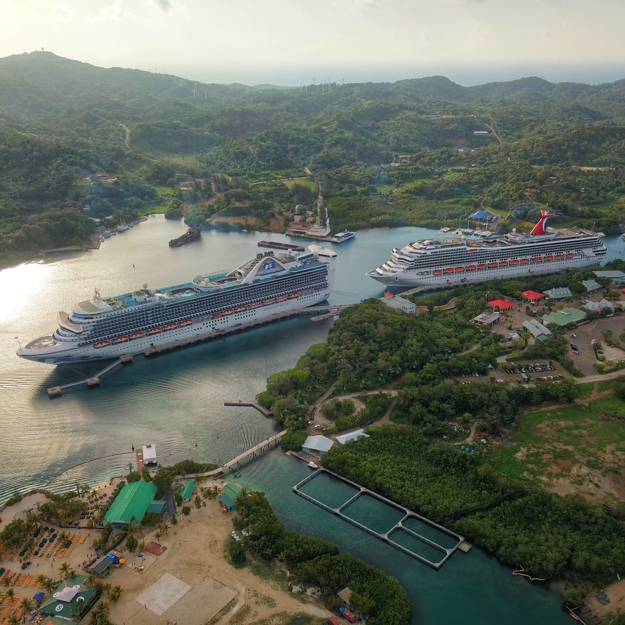 Mahogany Bay Cruise Terminal, Coxen Hole, Honduras - Encanto costero